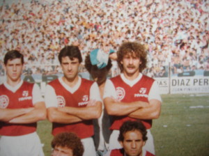En 1984 Lanús peleó el ascenso. En la foto, formado antes de enfrentar a Racing en la vieja cancha de madera granate.