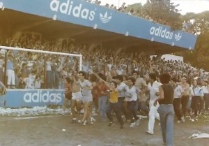 21 de diciembre de 1985. La vuelta olímpica en cancha de Defensores de Belgrano. Ascenso a la B. 