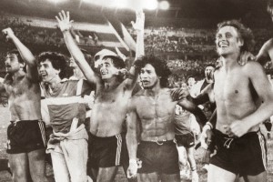 La vuelta olímpica. El festejo soñado. El ascenso con Racing. 