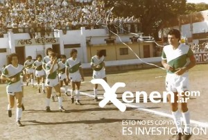 21 de diciembre de 1985. Sale Armenio al campo de juego de Defensores. Final del Octogonal ante Almagro. Dos símbolos encabezan la fila: el capitán Miguel Gardarian y el talentoso José Úbeda. 