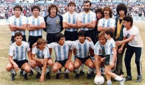 23 de marzo de 1985. Racing 4 - 1 Villa Dálmine. Carrizo, Cordero, Traverso, Walter Fernández, Castelló y Sicher. Abajo: Azerrad, Orte, Attadía, González y Colombatti. 