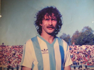 IDENTIKIT DE NESTOR SICHER. Nació en Claypole, el 29 de agosto de 1960. Profesional desde 1978, jugó en Lanús hasta diciembre de 1984. Logró el título de Primera C 1981. Con el Grana en la B jugó 83 partidos y marcó 3 goles. En 1985 pasó a Racing. En la Academia jugó 42 partidos, marcando el histórico gol de regreso a la "A". Entre 1986 y 1988 jugó 7 partidos con Gimnasia Esgrima La Plata en Primera A. Entre 1988 y 1991 vistió la camiseta de Chacarita Juniors en la B Metropolitana Entre 1991 y 1994 jugó en Brown de Adrogué, en Primera C.