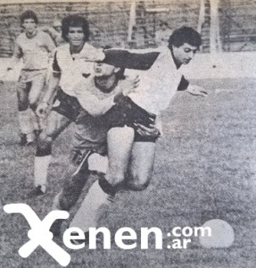 2 de agosto de 1986. Victoria 3 a 0 de Armenio sobre Defensa y Justicia. Miguel Gardarian sale jugando. Carozo Bartelemi lo agarra como puede. 