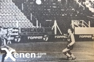 18 de octubre de 1986. Gustavo Sigifredo empata el partido ante Maipú. Luego convertirá el gol del triunfo. 