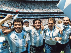Clausen, Burruchaga y Bochini. Sangre Roja. Si bien el goleador de la final es surgido en Arsenal. 
