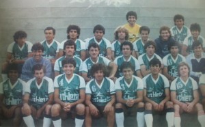 El plantel de Deportivo Armenio, cuando comenzó la temporada 1986/87 del Nacional B. 