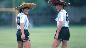 Diego Maradona y Daniel Passarella. Los dos capitanes campeones mundiales. Surgidos en equipos chicos: Argentinos Juniors y Sarmiento de Junín.