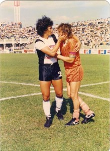 Resistencia, 1 de noviembre de 1986. Chaco For Ever vs Banfield. El abrazo con Roberto Fiorio, compañero en Racing. 