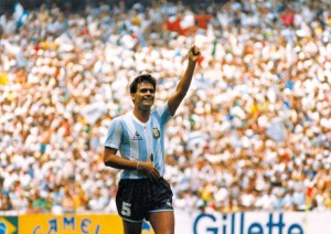 Enorme José Luis Brown. Uno de los tres mundialistas pincharratas. El único titular. 