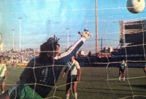 14 de abril de 1987. Por más que Eduardo Quinto Pagés se estire, nunca llegará a tapar el remate de Maximiliano Cincunegui. Deportivo Armenio aquella tarde se consagró campeón del primer torneo Nacional B. 
