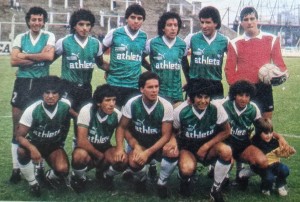 7 de febrero de 1987. El equipo de Armenio que derrotó 2 a 0 a Cipolletti: Gardarian, L.Villarreal, Gallardo, Godoy, Argueso y Sarmiento; L. Villarreal, Alderete, Cincunegui, Maciel y Ubeda. 