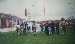 La vuelta olímpica en la última fecha del Nacional B 1986/87. Goleada 4 a 1 a Huracán en cancha de Platense. Una temporada tan brillante como inesperada de Deportivo Armenio. 