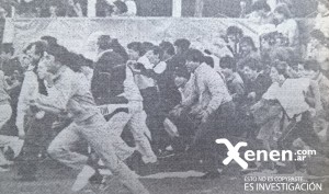 17:45 del martes 14 de abril de 1987. Momento de gloria. Armenio campeón. La invasión de los pocos hinchas al campo de juego. 