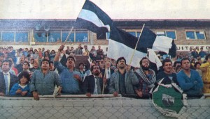 La tribuna de Deportivo Armenio festeja el impresionante campeonato de Deportivo Armenio. 