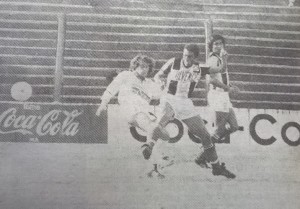 21 de mayo de 1988. En cancha de Almagro, el Percha Perticarari pelea la pelota a Pablo Dialeva. En una definición por penales infartante, Estación Quequén accedió a la final del Zonal Sureste.