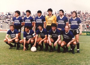 31 de agosto de 1988. La alineación que empato con Banfield 2-2, por la 1ª fecha del Nacional “B” 1988/89. Arriba: Raul Oyola, Juan Arguello, Jorge Benitez, Jose Vilche, Felipe Di Marco y Hugo Parrado. Abajo: Luis Sosa, Celso Freyre, Jose Villarreal, Luis Diaz y Juan Sotelo