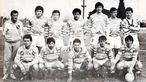 10 de septiembre de 1988. El equipo de Estación Quequén en cancha de Almirante Brown. Arriba: Claudio Mainardi, Carlos Viel, Sergio Mainardi, Luis Sánchez, Horacio Stelle y Ricardo Erasun. Abajo: Jesús Cracusaz, Ricardo Guerrero, Mario Márquez, Carlos Beguiristain y Luis Peckel.