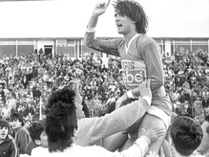 Luis Paquillo Sánchez en andas. Figura y goleador de Estación Quequén.