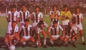 17 de diciembre de 1988. El equipo de For Ever que venció a Lanús y Guidi y Arias: Valdéz, Freire, Di Marco, Sperandío, Ferlatti y Parrado; Abajo: Sosa, Arguello, Cravero, Rosas y Sotelo.