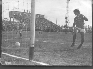 5 de junio de 1988. El día más importante en la historia del fútbol necochense. Paquillo Sánchez convierte el gol del triunfo ante Olimpo. Estación Quequén era equipo de la B Nacional.