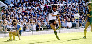 11 de septiembre de 1988. El remate de Sergio Maciel en la Bombonera. El delantero falleció jóven, el 4 de agosto de 2008. 