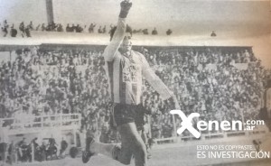 Beto Acosta festeja su gol contra el Racing cordobés. El mismo que forzó el desempate.