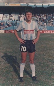 Tapado por Miguel Colombatti y Rubén Paz, Víctor Rabuñal no tuvo continuidad en un Racing que hizo historia.