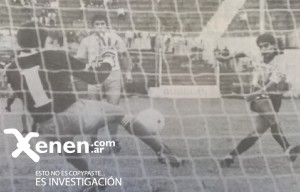 El Chacha Villagra remata, pero Julio Starópoli tapará el mismo.