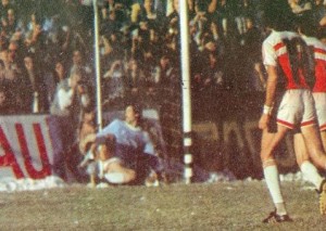 Nueve minutos del segundo tiempo. Di Marco convierte el penal que significó el triunfo y ascenso.