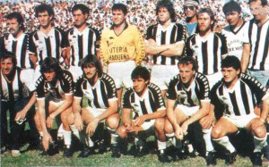 El equipo que enfrentó a Lanús aquel 29 de mayo de 1989: Di Marco, Valdéz, Freyre, Ferlatti, Sperandío y Parrado. Abajo: Cravero, Noremberg, Fernández, Luis Sosa y Rosas.