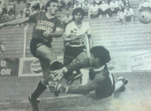 Lucho Sosa define ante la salida de Geloz. Partido postergado por la primera fecha, jugado el 31 de agosto de 1988.