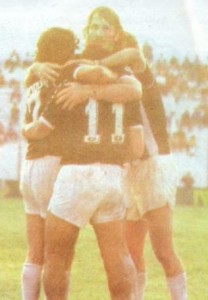 20 de mayo de 1989. Penúltima fecha. Goleada 3 a 0 ante Temperley en el Sur. Esa tarde Lanús no pasó del empate ante Central Córdoba. El ascenso dependía del negro.