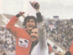 Festejando junto a Fernando Miguez con la camiseta de Colón de Santa Fe. Año 1989.