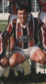 Víctor Rabuñal debutó en Chacarita el 1 de agosto de 1992. 4º fecha del torneo de la B Metro. Derrota tricolor 2 a 1 ante Sarmiento, en Junín. Chaca formó con: Quiroga; De Bonis, Montagliani, Lasala y Bonomi (Cáceres); Sosa, Rodríguez, Rabuñal y Márquez; Leeb y Laiker. DT: Juan Manuel Guerra.