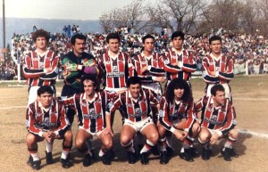 Chacarita 1993. Con la dirección técnica de Juan Manuel Guerra, la Tricolor volvía a los primeros planos. Rabuñal es el tercero de los agachados.