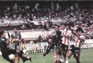 Daniel Tilger convierte el segundo descuento Tatengue. Unión perdía 3 a 0. Terminó venciendo 4 a 3. 
