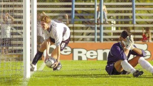 Facundo Sava recoge la pelota en búsqueda de un nuevo descuento. El colorado, camiseta número 6, marcó cuatro goles aquella tarde del 6 a 6 entre triperos y sabaleros. 