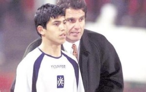 5 de julio de 2003. Oscar Ruggeri le da indicaciones a un pibe de 15 años recién cumplidos. Es Sergio Kun Aguero. 