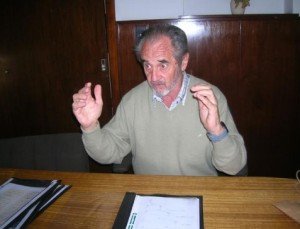 Sus carpetas llenas de  prolijos apuntes.  Su expresiones futboleras. Un placer conversar con Fernando Parenti. Parenti es un docente  con ganas de brindar sus  enormes conocimientos. 