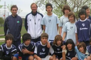 Marcelo Firpo entrenando a los chicos de Quilmes. El maestro y sus alumnos.
