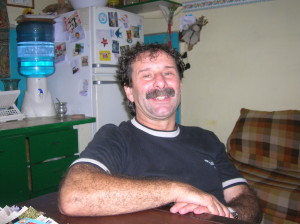 ¡Pero estás igual! El mismo bigote de siempre. Los rulos. Pareciera que el tiempo no pasó para Néstor Sicher. 