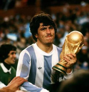 Daniel Passarella, el único futbolista bicampeón mundial. Nacido en Chacabuco, provincia de Buenos Aires. Surgido en Sarmiento de Junín. 