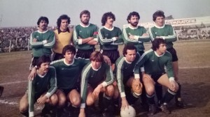 Sarmiento de Junín 1981. Un gran equipo, con figuras como Carlos López,Ricardo Gareca o el Toti Iglesias. De la Llera es el primero parado desde la izquierda.
