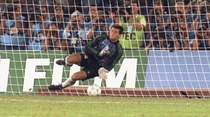 Sergio Goycochea tapa el penal de Roberto Donadoni y mete a Argentina en la final de Italia 1990. Héroe eterno.