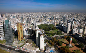 Buenos Aires. La ciudad rica y densamente poblada. No sólo de habitantes, también de clubes de fútbol. Todo confluye aquí. La ciudad puerto. 