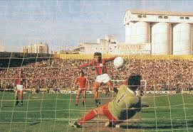 El uruguayo Gualberto Alles le tapa el penal a Delgado. Ese penal es el símbolo del descenso Santo.