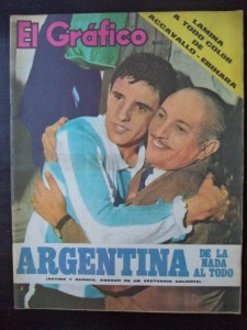 Mundial 1966. Valentín Suárez abrazado a Luis Artime luego de la victoria ante España. Fue un personaje vital para comprender los años cincuenta y sesenta.