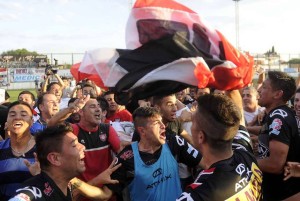 El festejo desbordante de alegría de los jugadores funebreros. Chacarita venció 1 a 0 a Villa Dálmine en una remontada heroica.