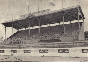 La tribuna oficial de Sportivo Barracas. Inaugurado el 25 de mayo de 1920, durante una década será un ámbito fundamental de nuestro fútbol. Allí se disputó la final del sudamericano.