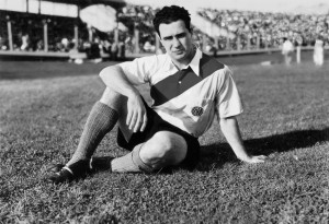 Con el profesionalismo, llegaron las primeras grandes transferencias. Carlos Peucelle pasó de Sportivo Buenos Aires a River Plate por una pequeña fortuna: 10.000 pesos.